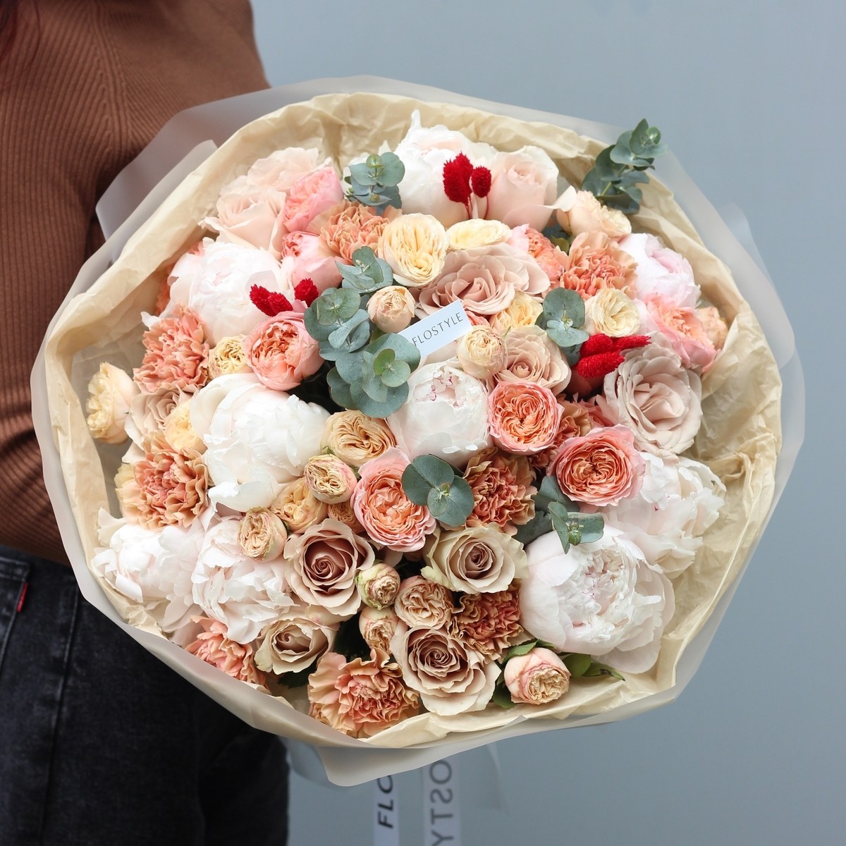 букет цветов с белыми пионами